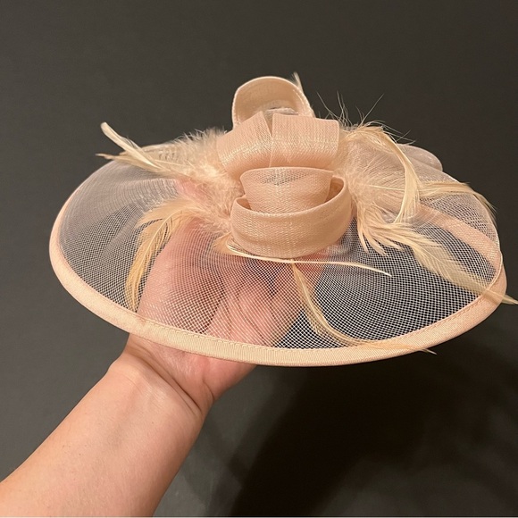 Fascinator hat, blush pink, hair pin fastening, real feathers detail - Picture 10 of 10